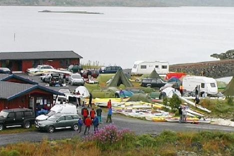 Campingplatz mit Zelten und Wohnwagen.