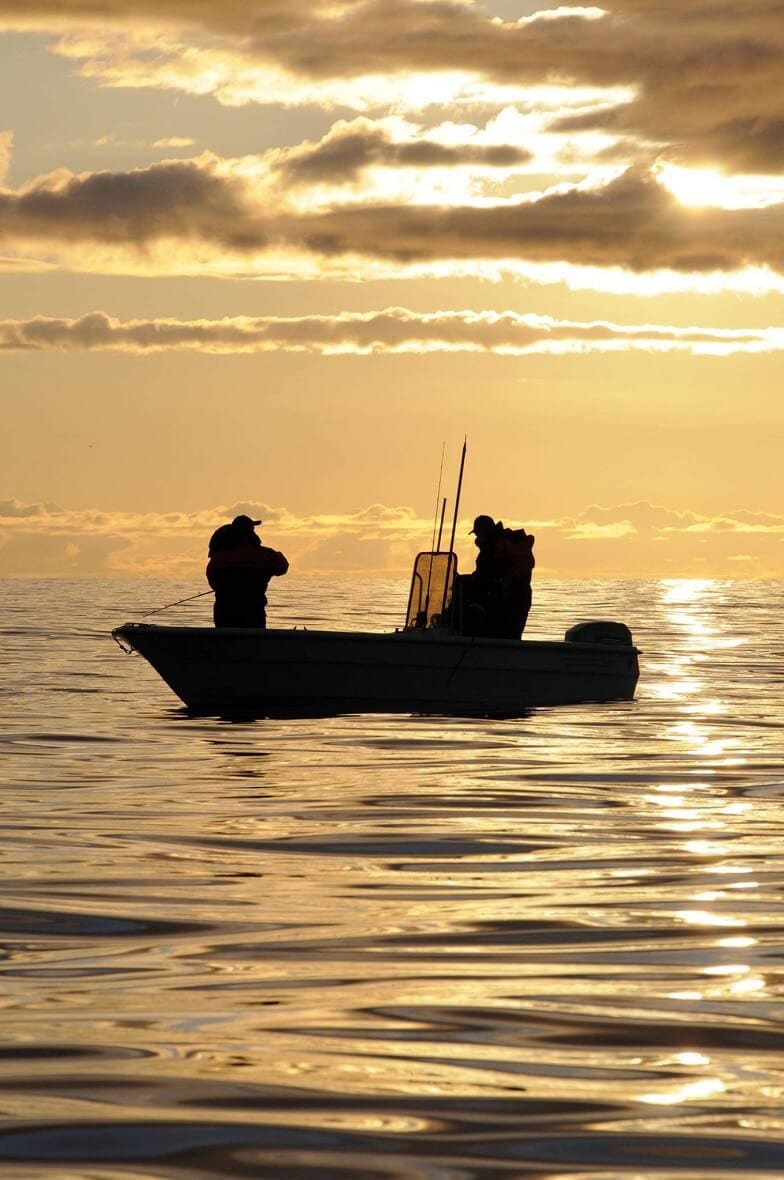 Zwei Fischer auf einem Boot.
